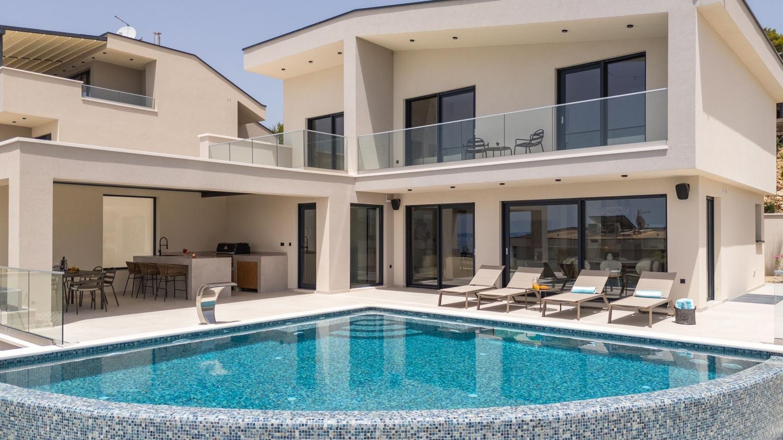 Очаровательная вилла с бассейном и видом на море недалеко от Сплита.