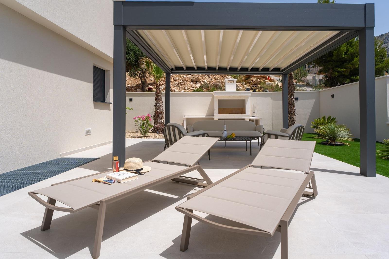 Очаровательная вилла с бассейном и видом на море недалеко от Сплита.