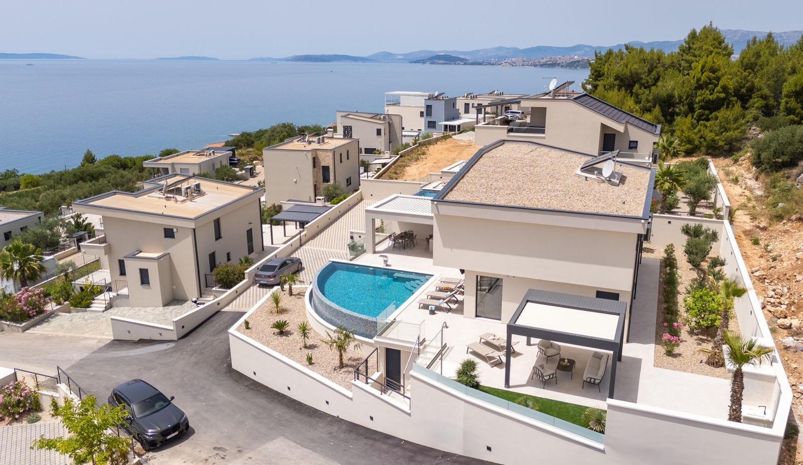 Очаровательная вилла с бассейном и видом на море недалеко от Сплита.