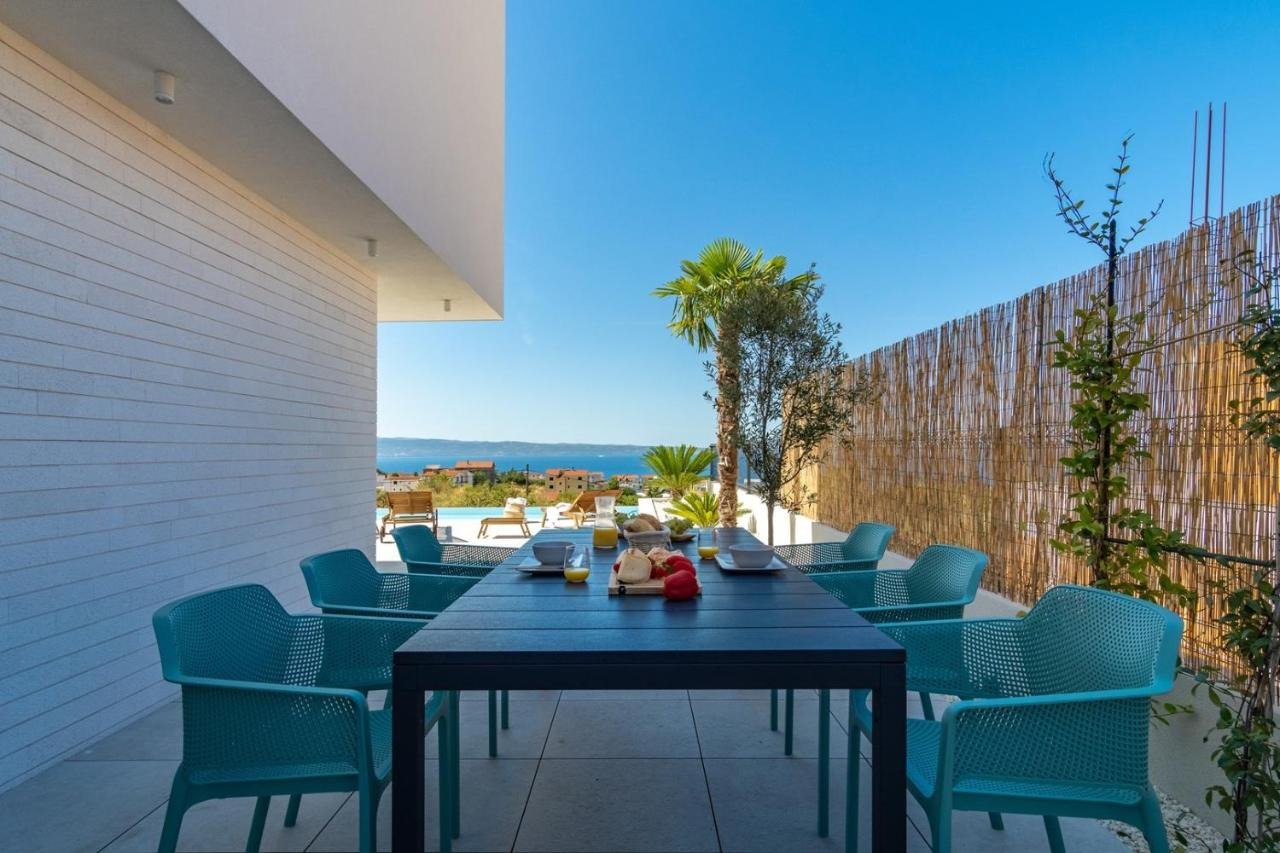 Роскошная вилла с бассейном и панорамным видом на Сплит.