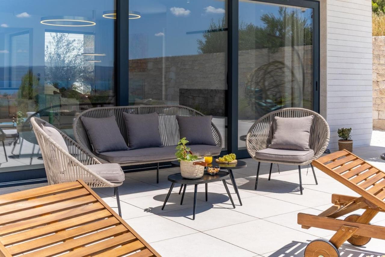 Роскошная вилла с бассейном и панорамным видом на Сплит.