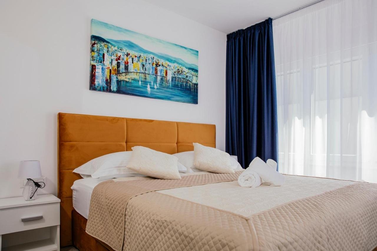 Элегантная вилла с панорамным видом на море и частным бассейном в Подстране.