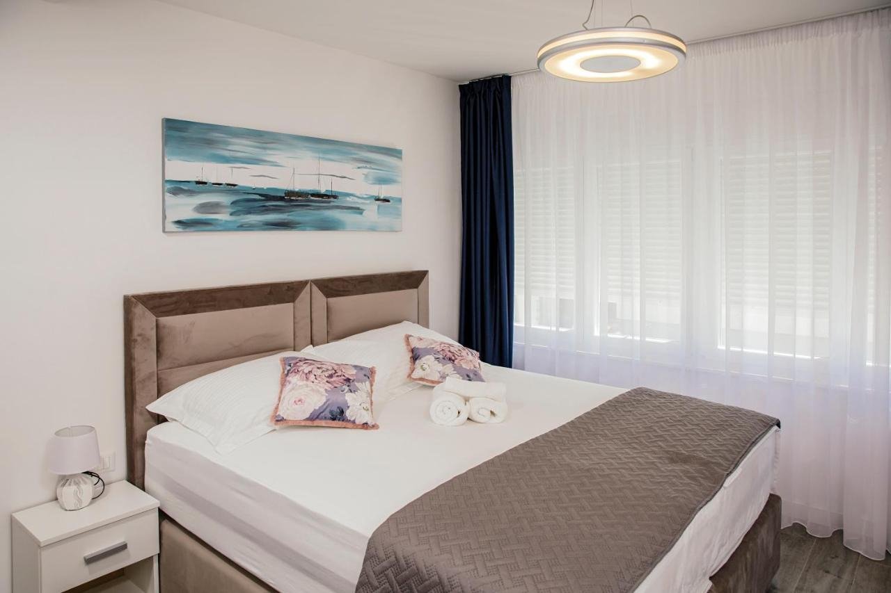 Элегантная вилла с панорамным видом на море и частным бассейном в Подстране.