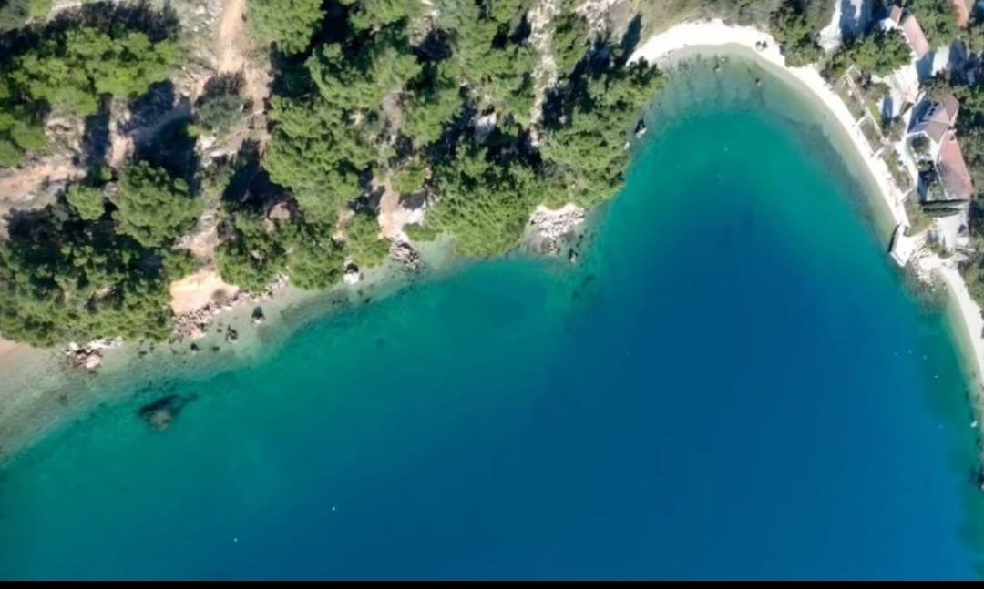 Эксклюзивный земельный участок под застройку, первый ряд у моря в Омише.