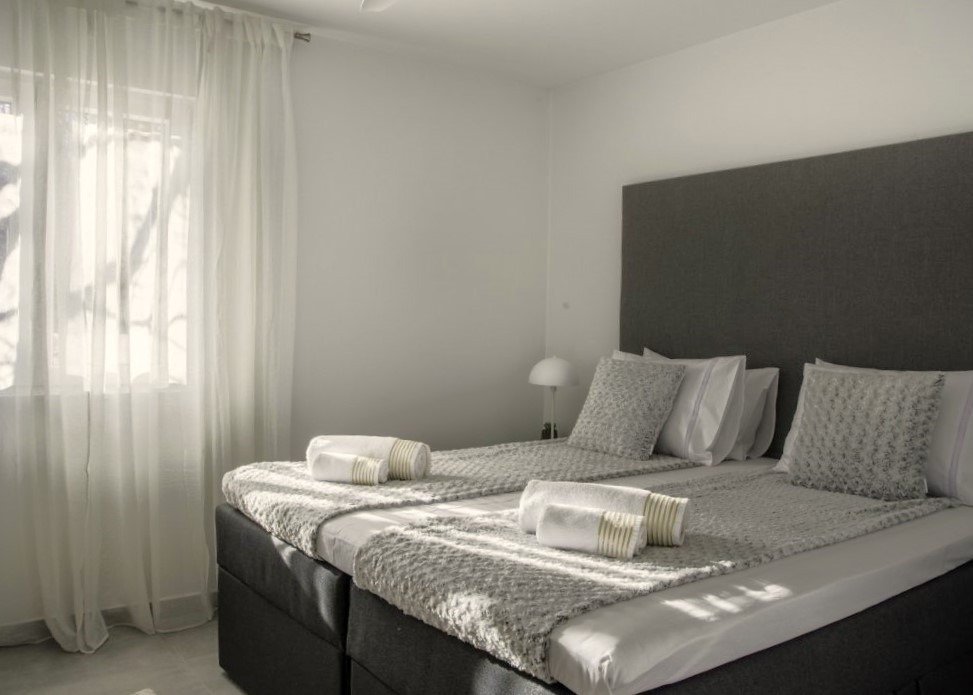 Просторная квартира с большой террасой и видом на море в Рогознице.