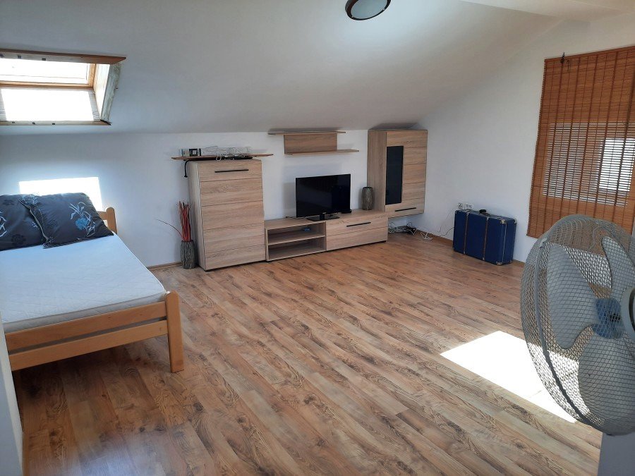 Отремонтированный дом в самом сердце Медулина с видом на море — тихое место для жизни, спокойствия и инвестиций.