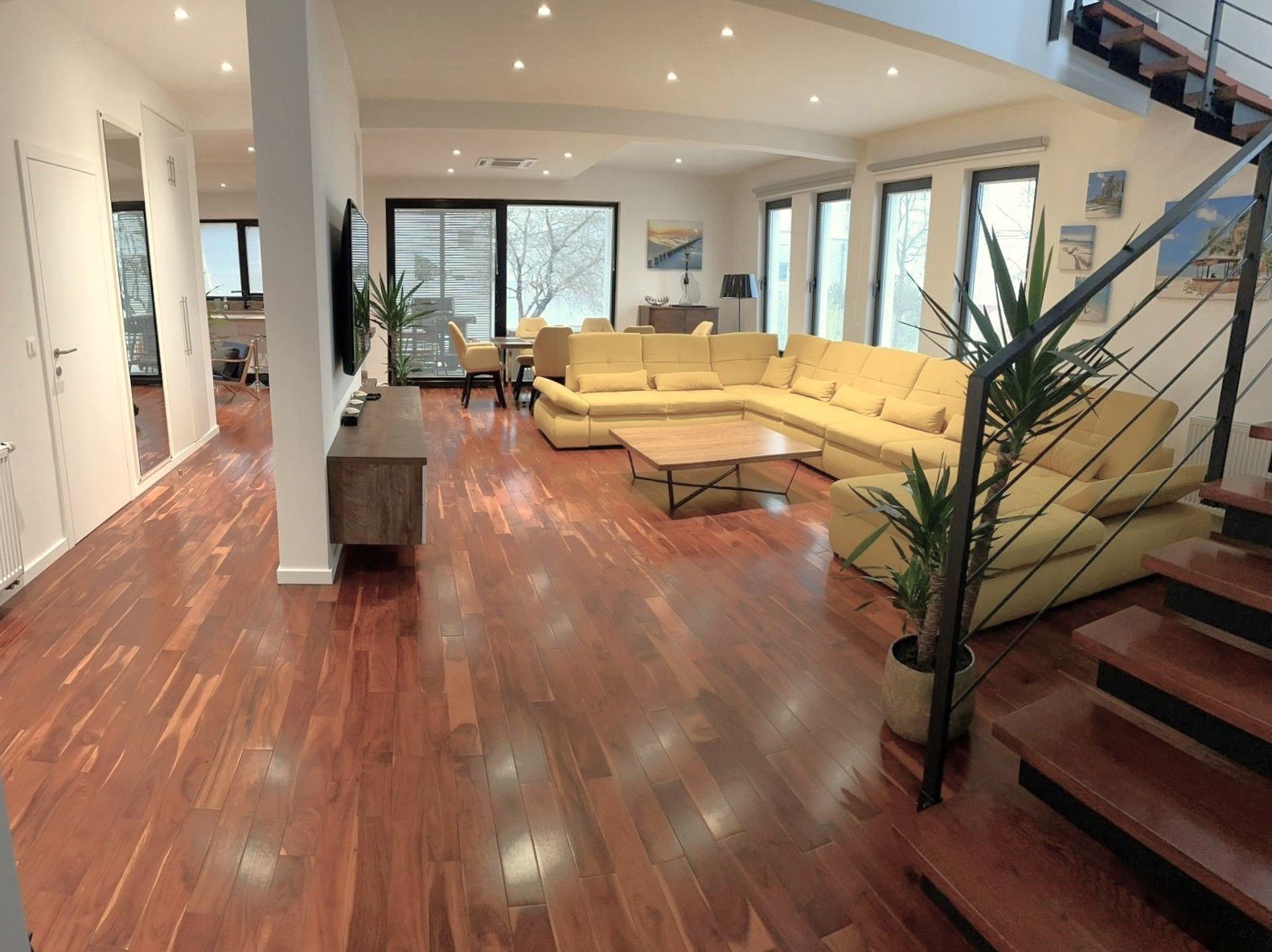 Современная вилла с видом на море, сауной и джакузи в тихом районе Макарски.