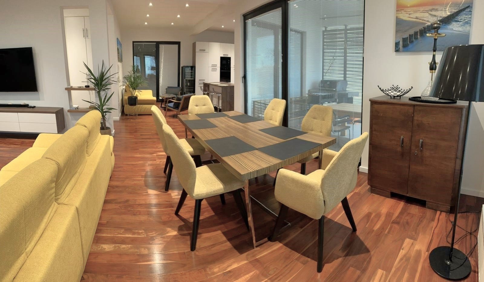 Современная вилла с видом на море, сауной и джакузи в тихом районе Макарски.