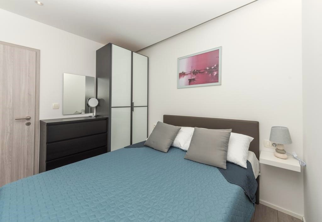 Стильный апартаментный дом с бассейном и видом на море в самом сердце Макарской Ривьеры.