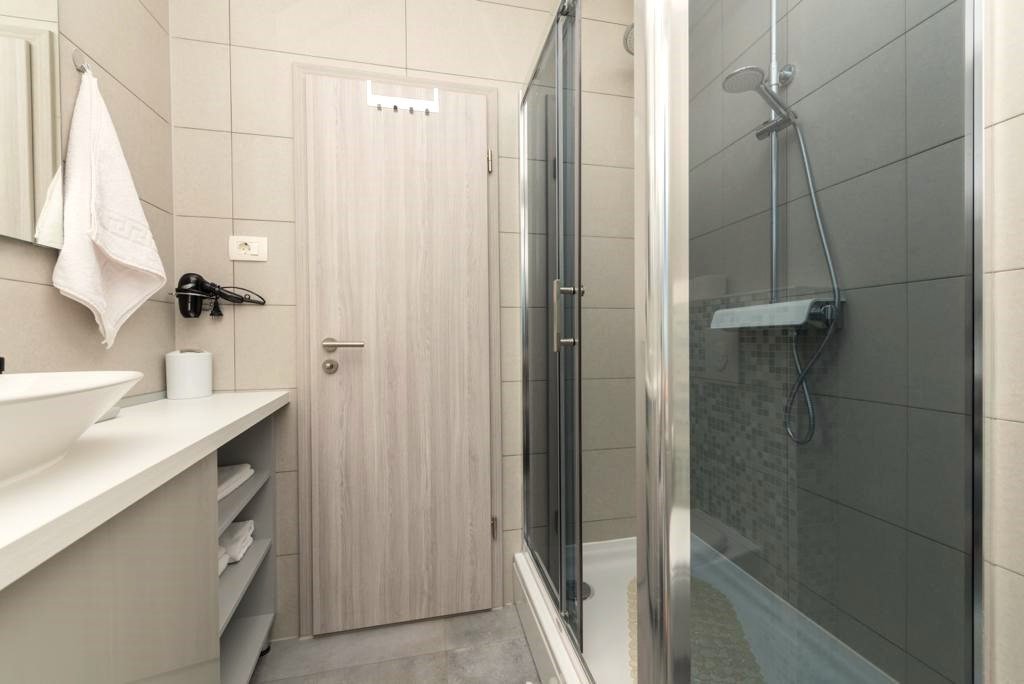 Стильный апартаментный дом с бассейном и видом на море в самом сердце Макарской Ривьеры.