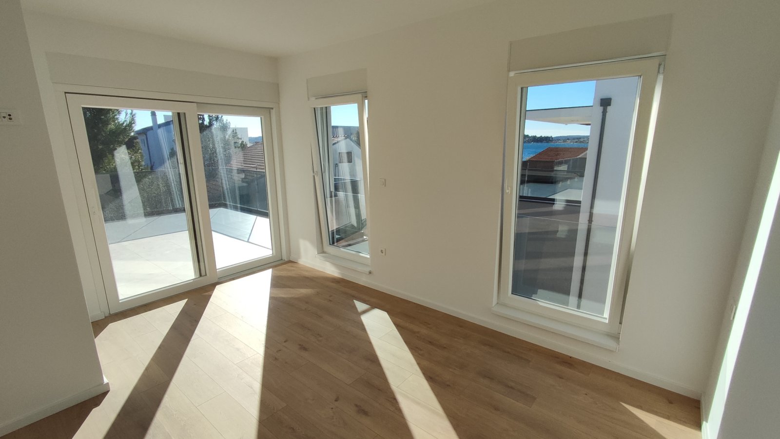 Роскошные двухуровневые апартаменты с террасой на крыше всего в 100 метрах от моря в Водице, Шрима.