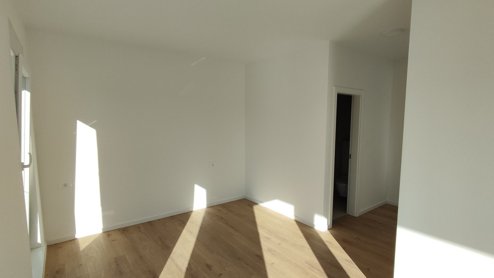 Роскошные двухуровневые апартаменты с террасой на крыше всего в 100 метрах от моря в Водице, Шрима.