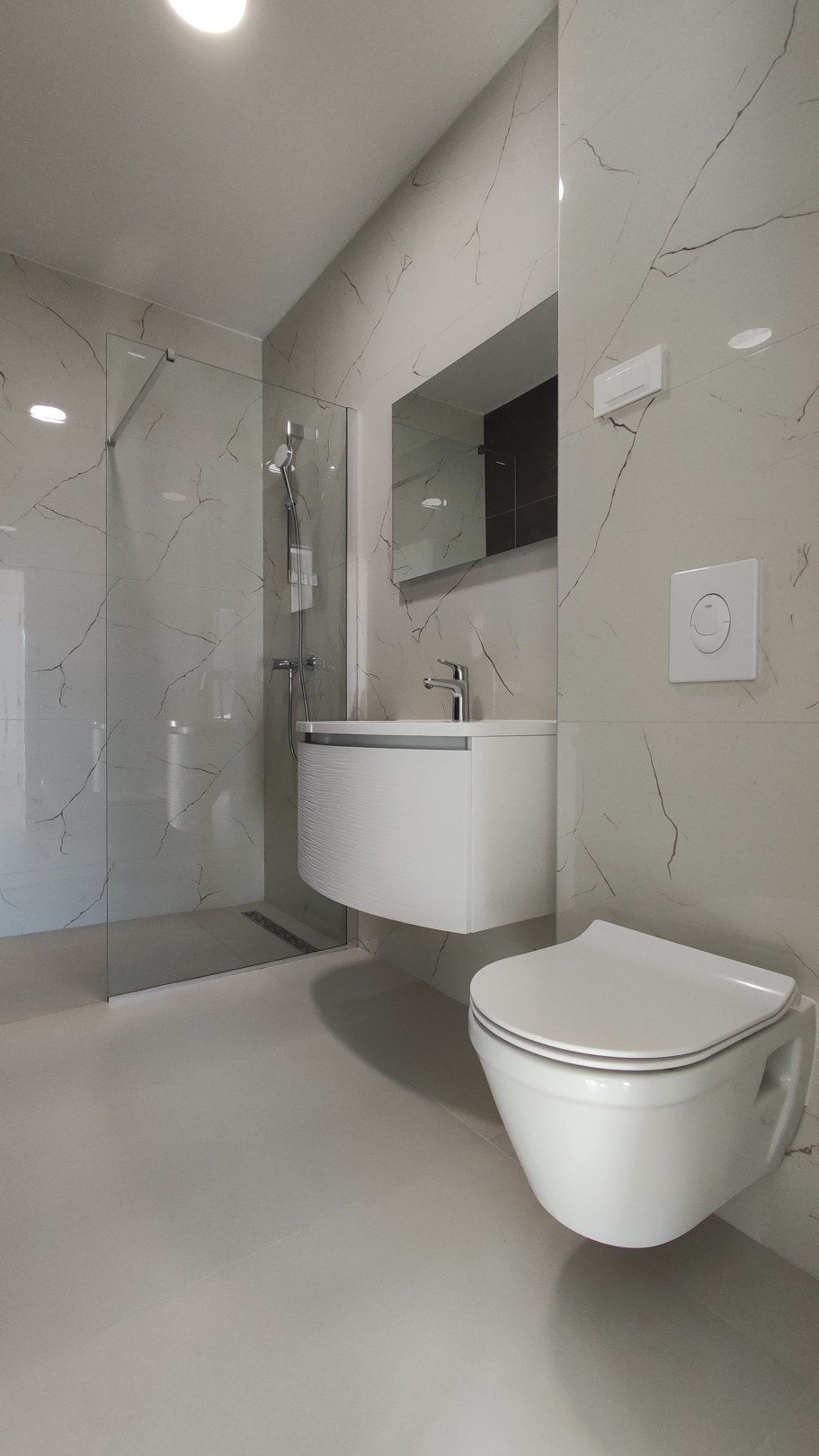 Роскошные двухуровневые апартаменты с террасой на крыше всего в 100 метрах от моря в Водице, Шрима.