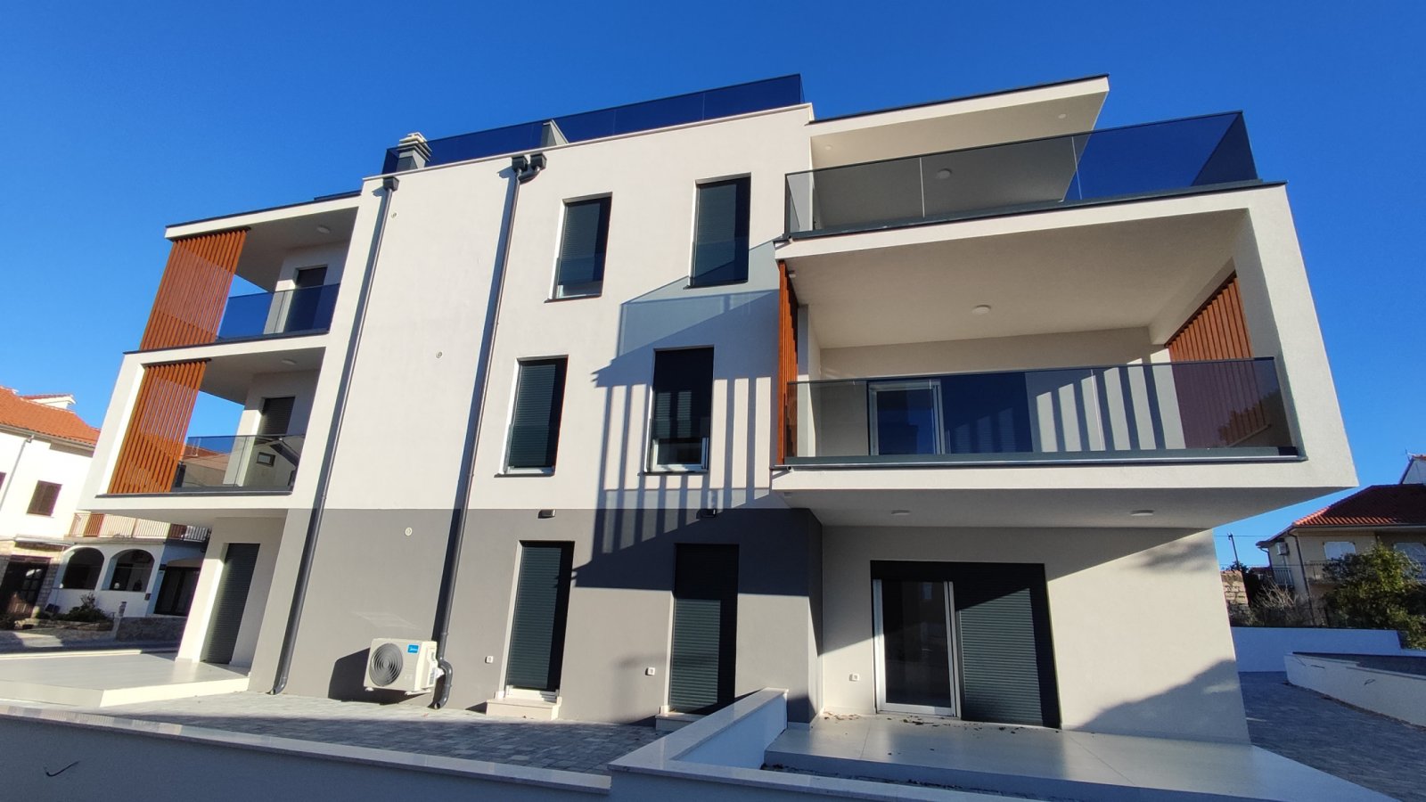 Роскошные двухуровневые апартаменты с террасой на крыше всего в 100 метрах от моря в Водице, Шрима.