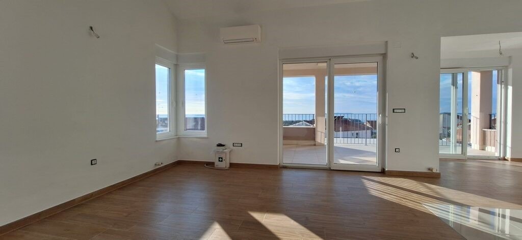 Роскошный пентхаус на продажу в Примоштене — эксклюзивное местоположение с видом на море.