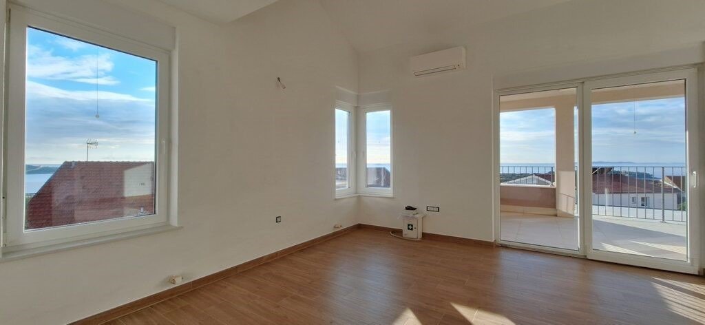 Роскошный пентхаус на продажу в Примоштене — эксклюзивное местоположение с видом на море.