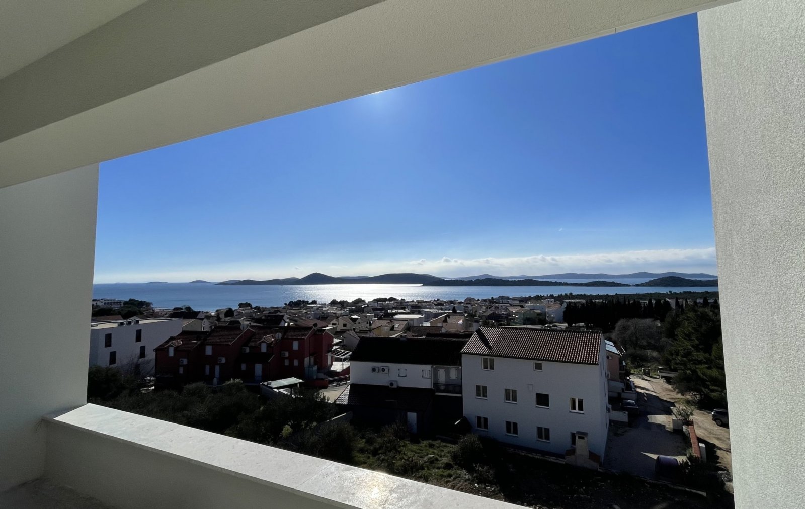 Современная квартира с панорамным видом и лифтом в Водице.