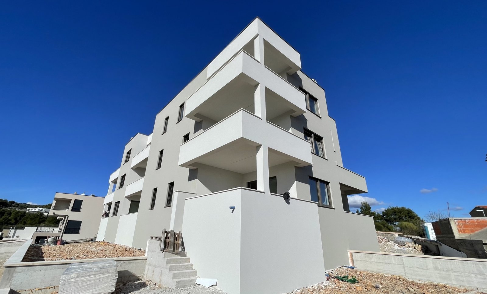 Современная квартира с панорамным видом и лифтом в Водице.