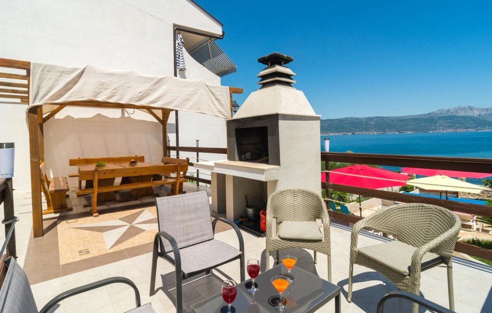 Исключительный пляжный дом с прямым выходом к морю и панорамным видом в Слатине, Чиово, Хорватия.