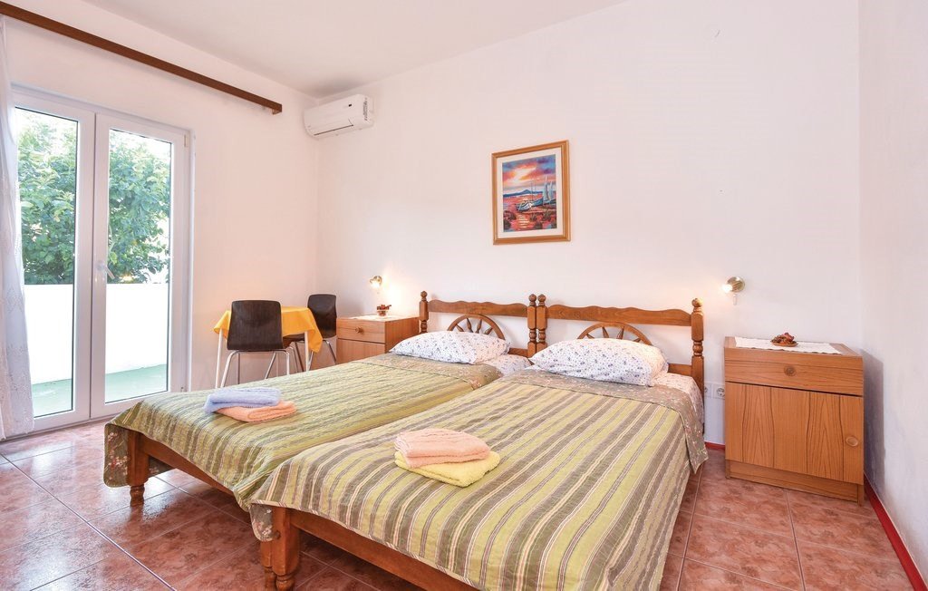 Исключительный пляжный дом с прямым выходом к морю и панорамным видом в Слатине, Чиово, Хорватия.