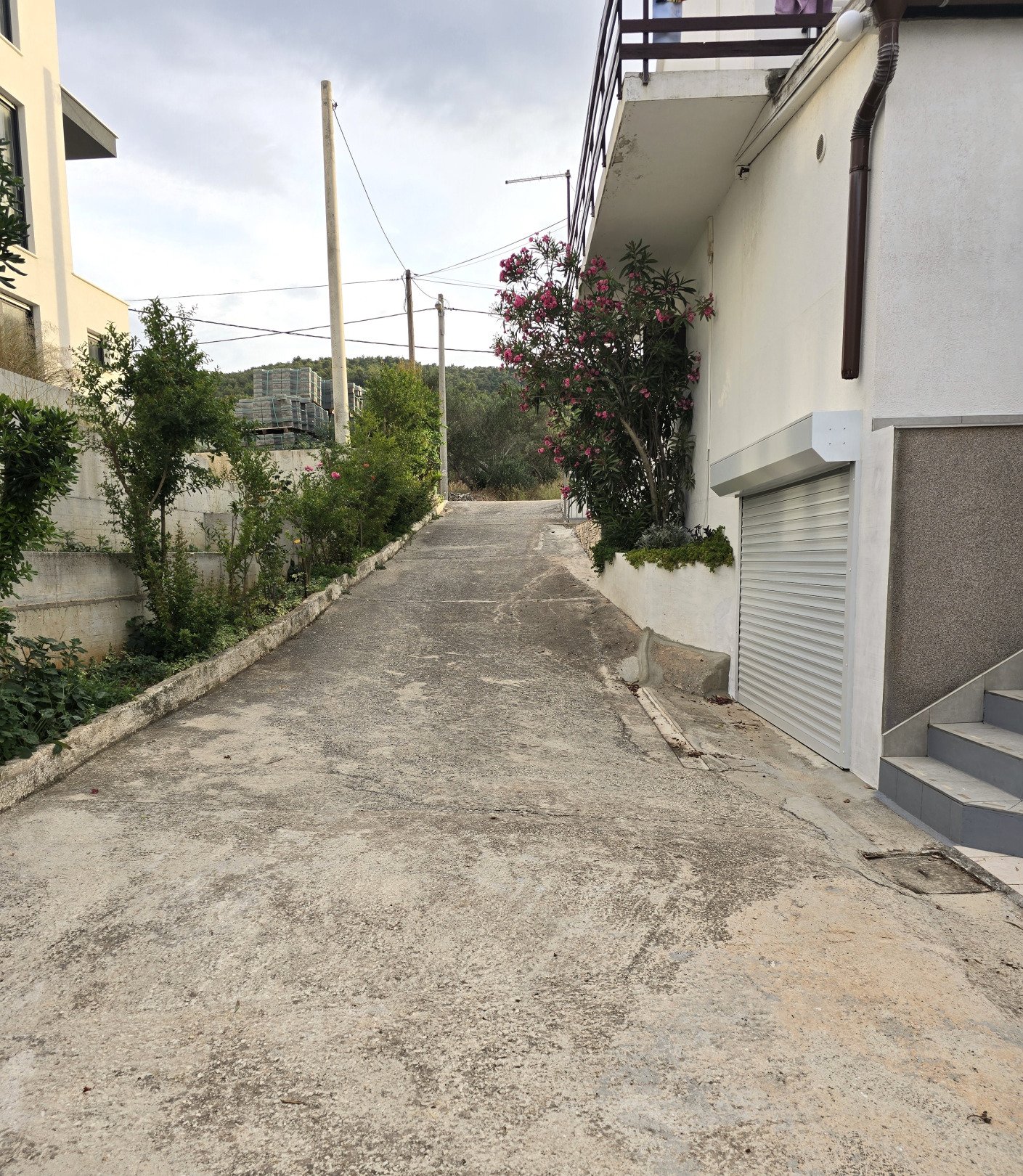 Исключительный пляжный дом с прямым выходом к морю и панорамным видом в Слатине, Чиово, Хорватия.