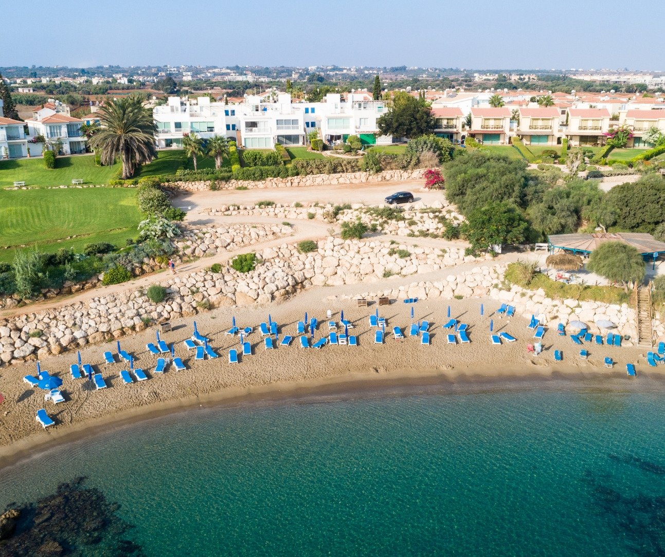 Riesige 5+1-Zimmer-Villa mit großem Grundstück und Pool direkt am Meer in Zypern