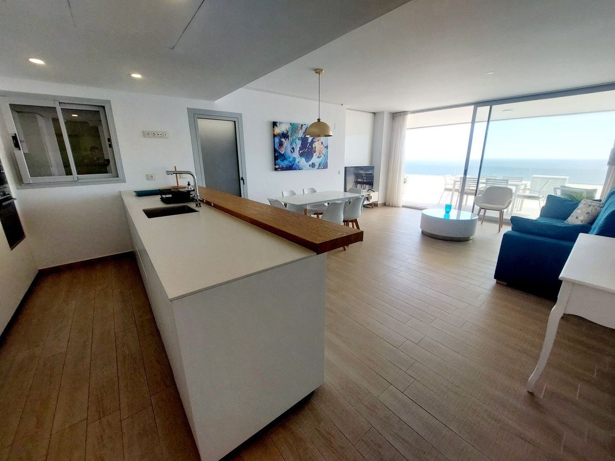 Роскошные апартаменты с захватывающим видом на море в престижном районе Фуэнхиролы.