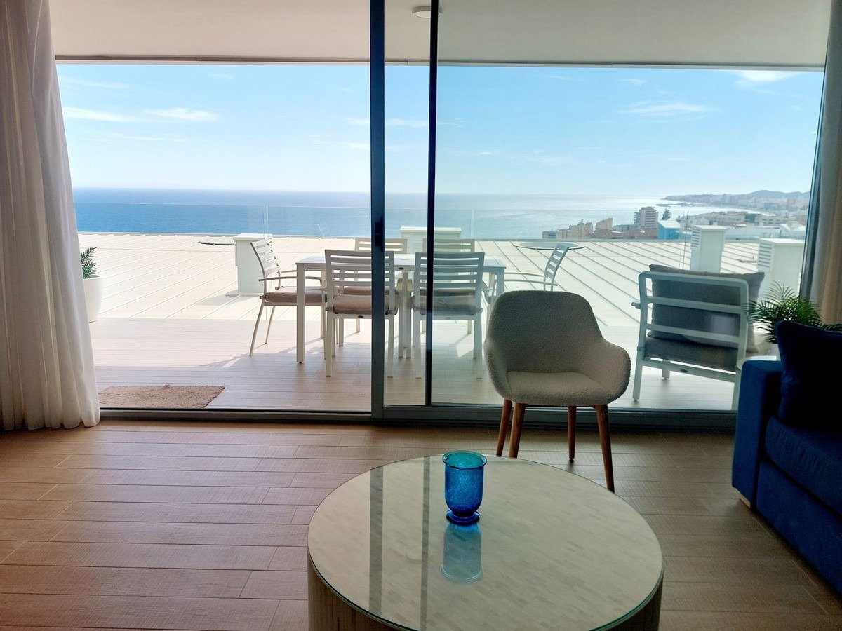 Роскошные апартаменты с захватывающим видом на море в престижном районе Фуэнхиролы.
