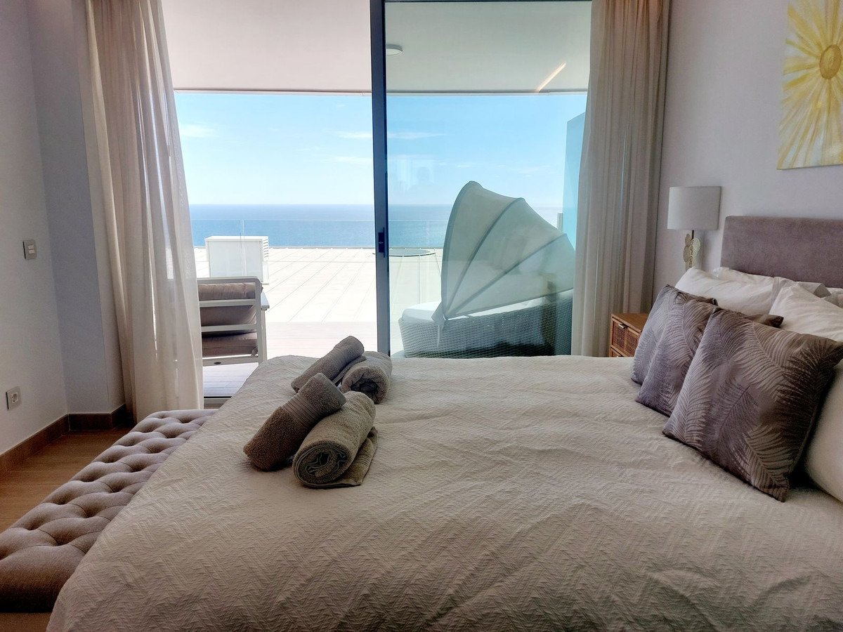 Роскошные апартаменты с захватывающим видом на море в престижном районе Фуэнхиролы.