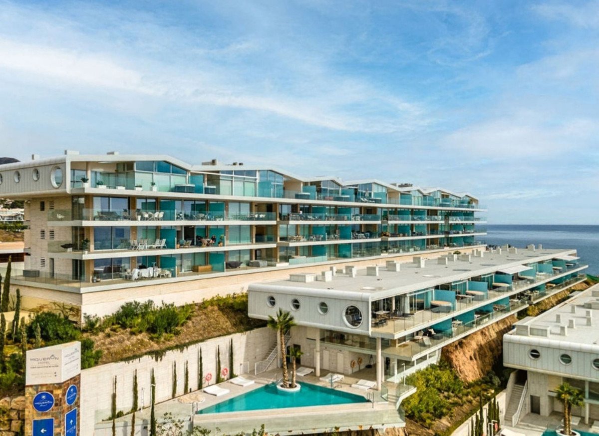 Роскошные апартаменты с захватывающим видом на море в престижном районе Фуэнхиролы.