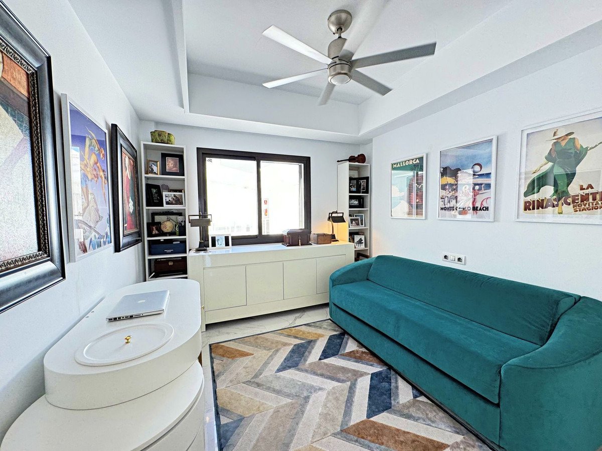 Роскошный пентхаус на первой линии пляжа с террасой площадью 200 м² и захватывающим видом на море.