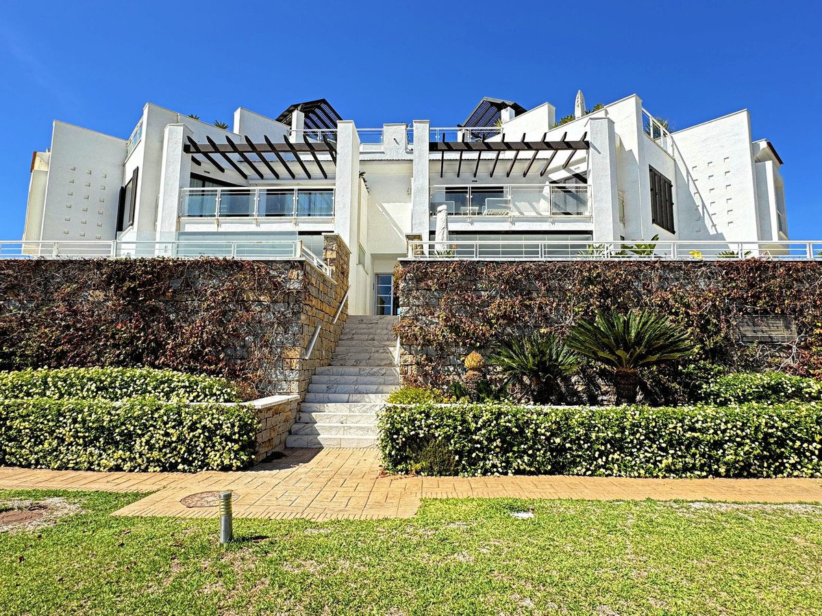 Роскошный пентхаус на первой линии пляжа с террасой площадью 200 м² и захватывающим видом на море.