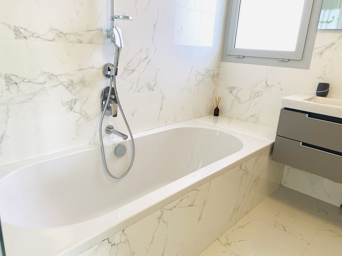 Роскошные апартаменты с захватывающим видом на море в престижном районе Фуэнхиролы.