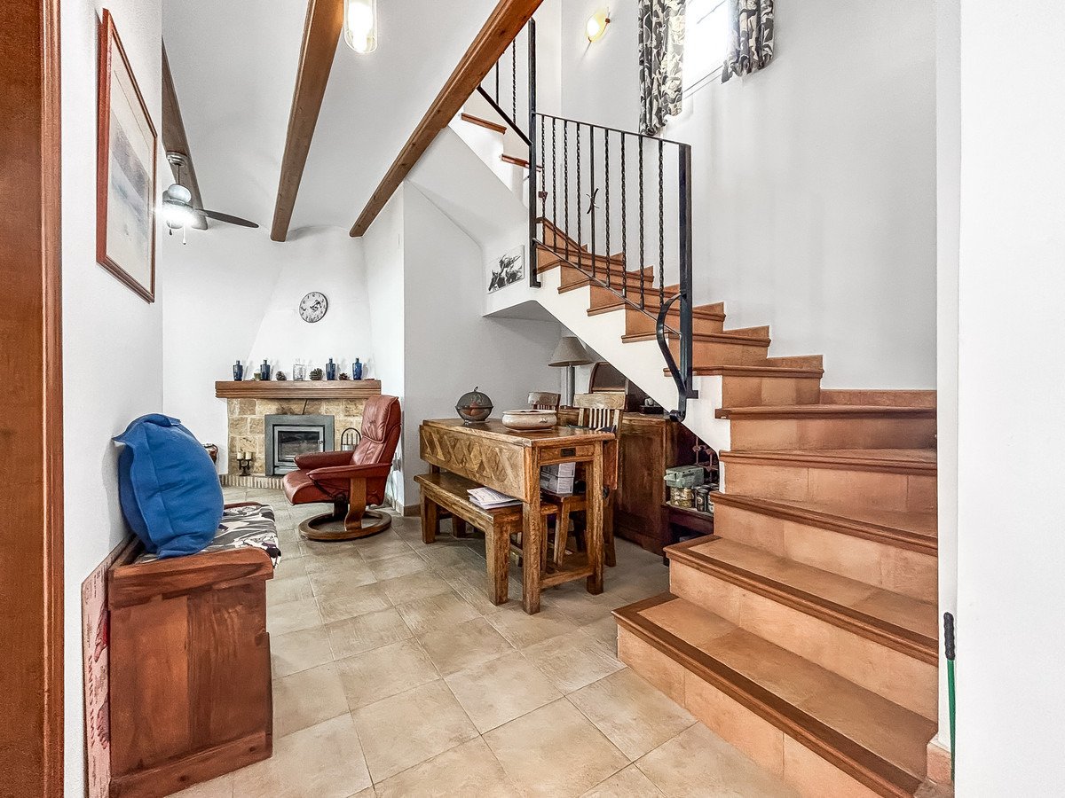 Wunderschöne, freistehende Villa mit 3 Schlafzimmern und 2 Bädern in der Nähe des Zentrums von Sagra, Alicante.