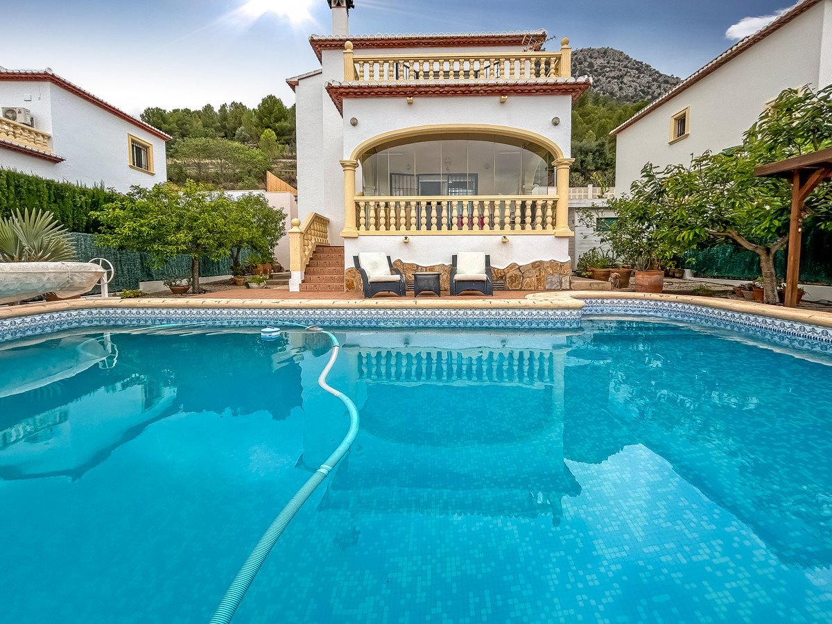 Wunderschöne, freistehende Villa mit 3 Schlafzimmern und 2 Bädern in der Nähe des Zentrums von Sagra, Alicante.