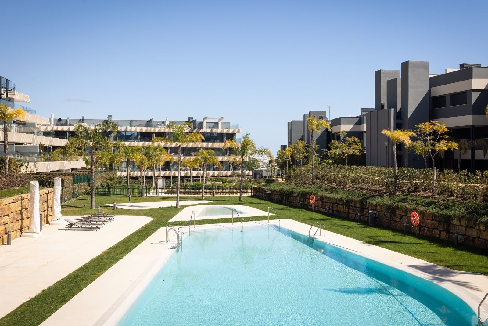 Modernes Apartment mit atemberaubendem Meerblick in La Resina, Costa del Sol