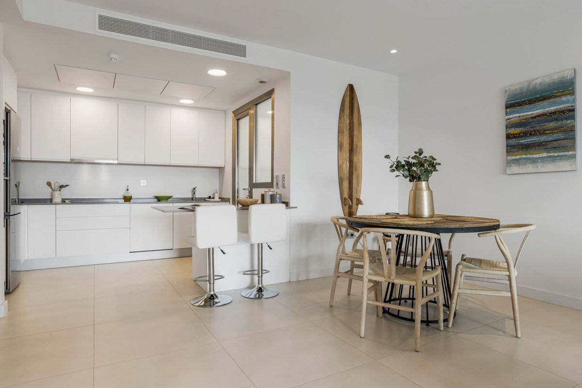 Elegante Maisonette-Wohnung mit Aussicht, Terrasse und zwei Garagen in der prestigeträchtigen Lage von Las Mesas, Estepona