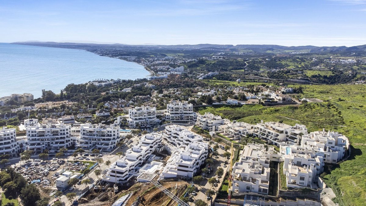 Elegante Maisonette-Wohnung mit Aussicht, Terrasse und zwei Garagen in der prestigeträchtigen Lage von Las Mesas, Estepona