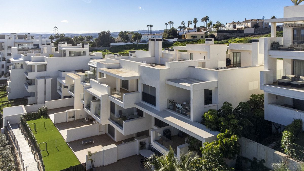Elegante Maisonette-Wohnung mit Aussicht, Terrasse und zwei Garagen in der prestigeträchtigen Lage von Las Mesas, Estepona