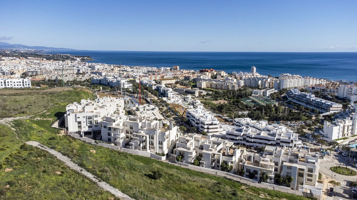 Elegante Maisonette-Wohnung mit Aussicht, Terrasse und zwei Garagen in der prestigeträchtigen Lage von Las Mesas, Estepona