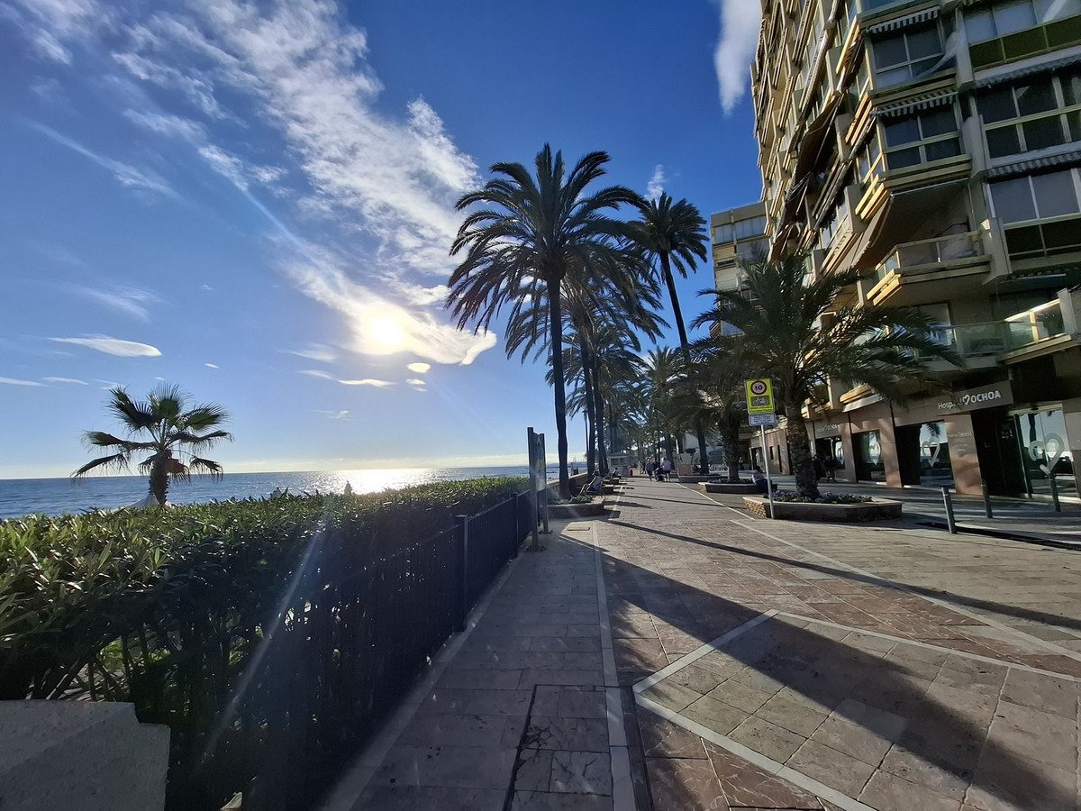 Helles Duplex-Penthouse, 100 m vom Strand La Bajadilla entfernt – Marbella