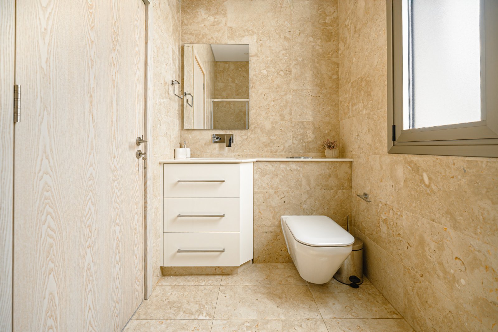 Современная вилла у моря с террасой на крыше, 4 спальнями и частной территорией.