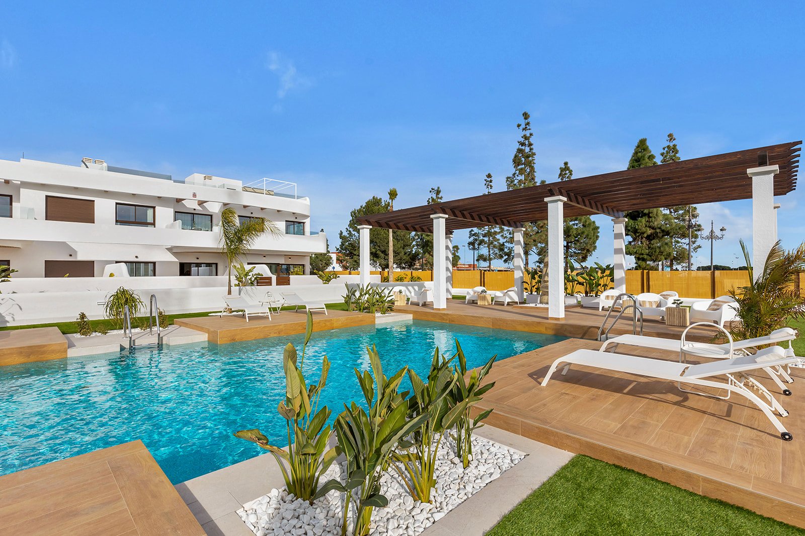 Современные апартаменты и пентхаусы у моря и поля для гольфа, Лос-Алькасарес