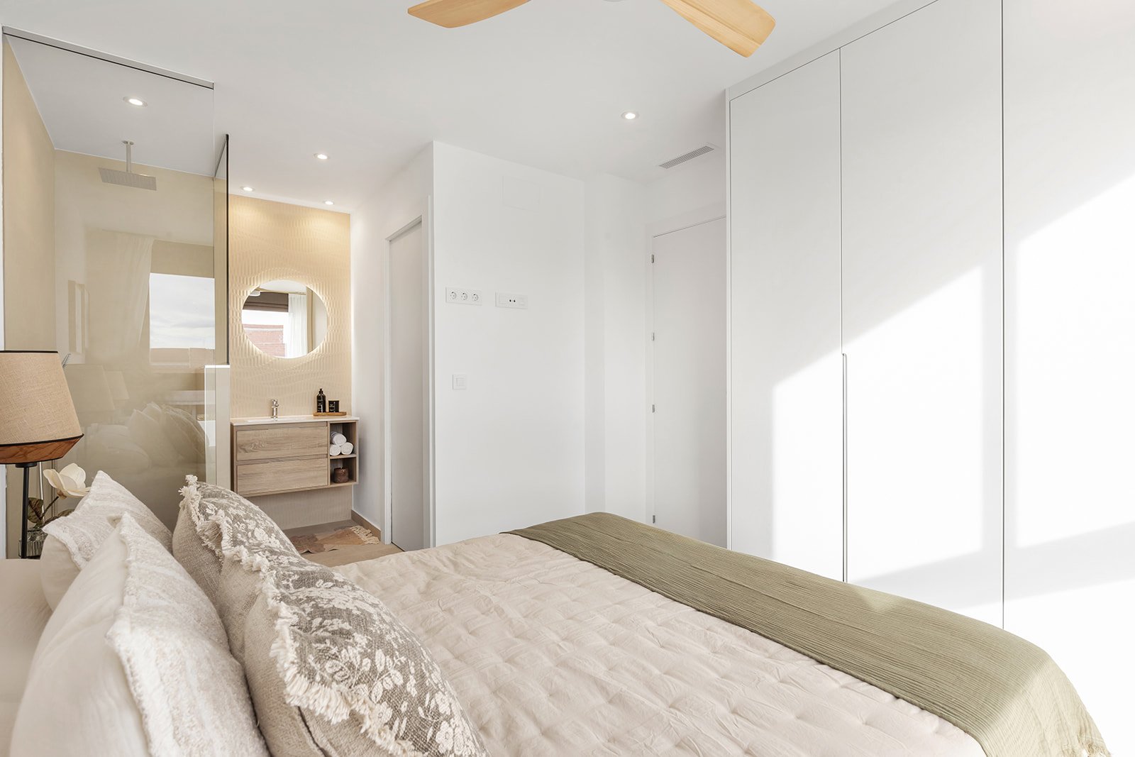 Современные апартаменты на берегу моря с бассейном, Лос-Алькасарес