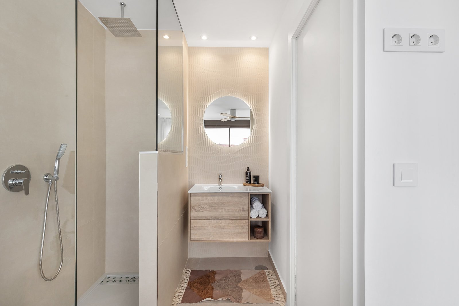 Современные апартаменты на берегу моря с бассейном, Лос-Алькасарес