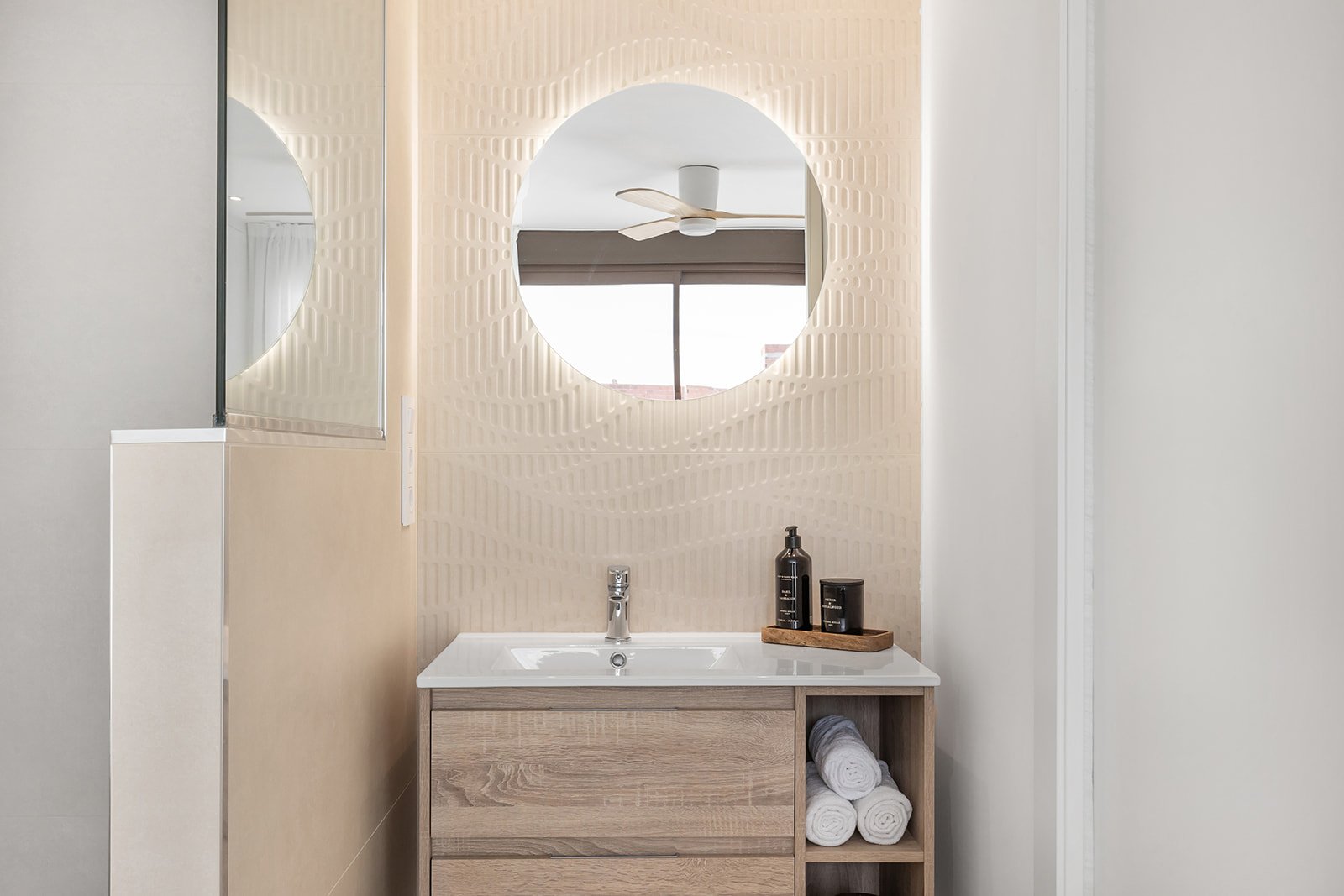 Современные апартаменты на берегу моря с бассейном, Лос-Алькасарес