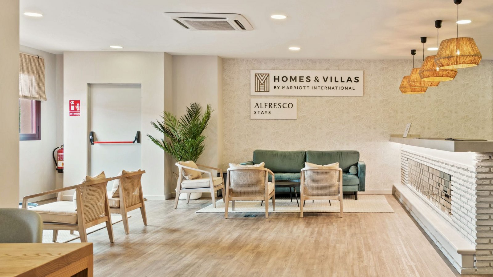 Очаровательные апартаменты с террасой и видом на море, Бенахавис