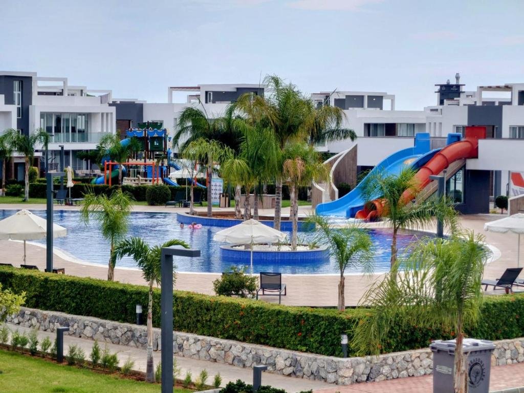 Предлагается современная полувилла в одном из самых популярных жилых комплексов Северного Кипра – Four Seasons Life, расположенном на побережье Бог...