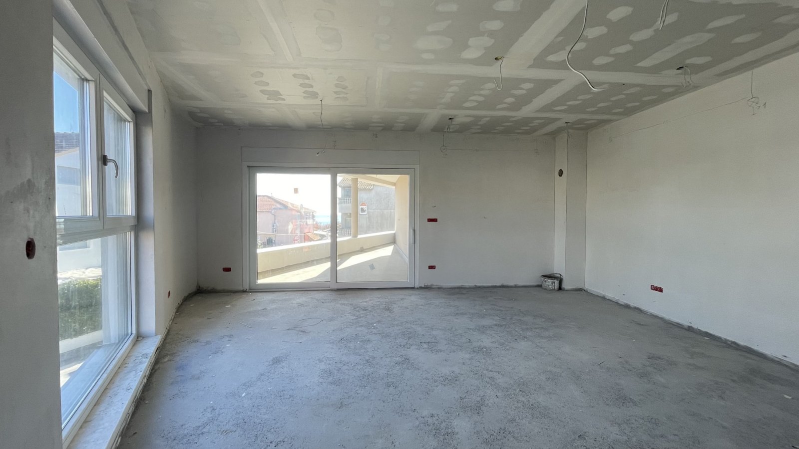 Роскошные апартаменты с террасой и видом на море, в 50 метрах от пляжа, Водице.