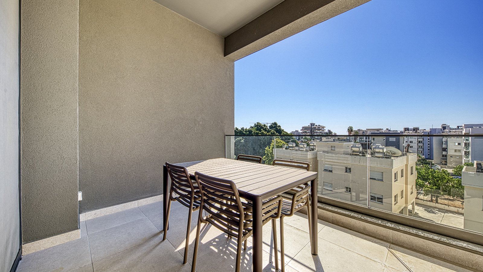 Роскошные апартаменты с двумя спальнями, бассейном и видом на море, Лимассол.